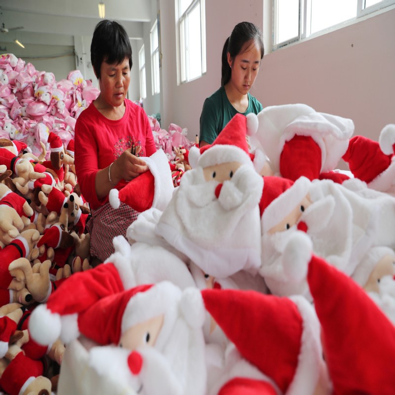 X \'MAS декор се възстановява, но несигурността все още се задържа